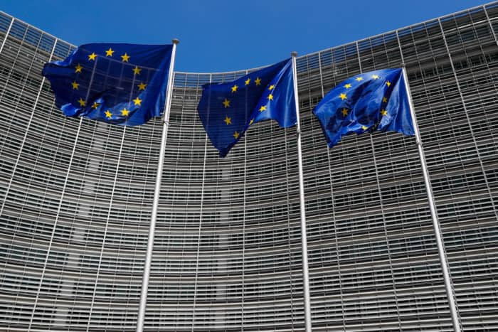 União Europeia vota por não taxar direitos autorais na internet, mas medida voltará à discussão