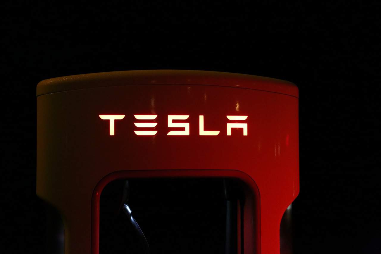 Tesla enfrenta nova crise com saída de executivo e vídeo polêmico de Musk