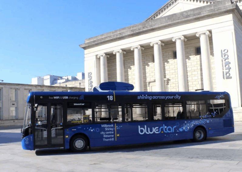 Ônibus com filtro especial deixa o ar mais puro enquanto roda