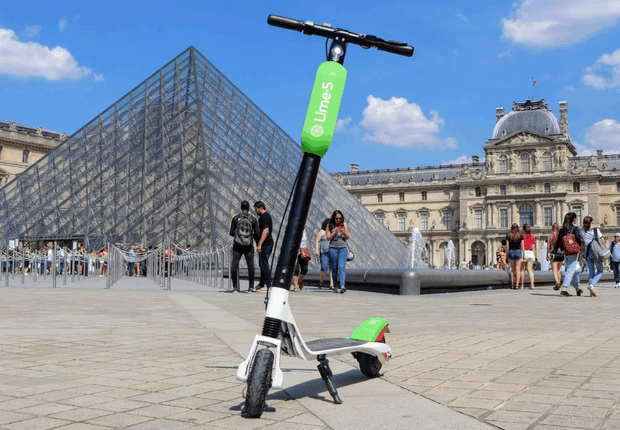 Paris vai cobrar taxa anual para empresas de patinetes e bicicletas elétricos