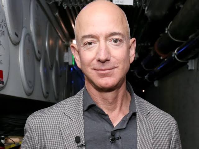 Jeff Bezos vende US$1,8 bilhão em ações da Amazon