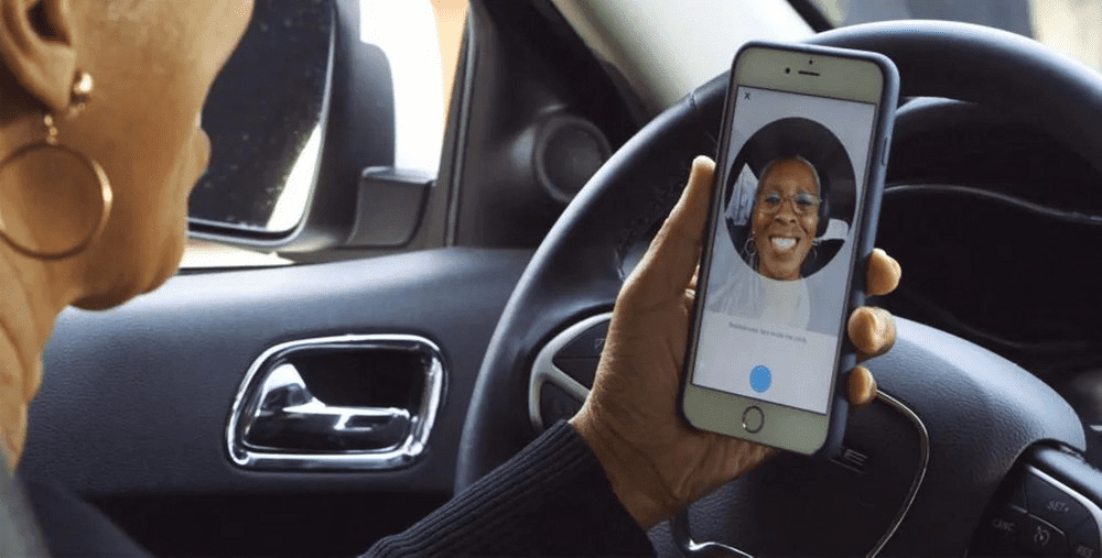 Passageiro do Uber que paga no dinheiro terá que tirar selfie
