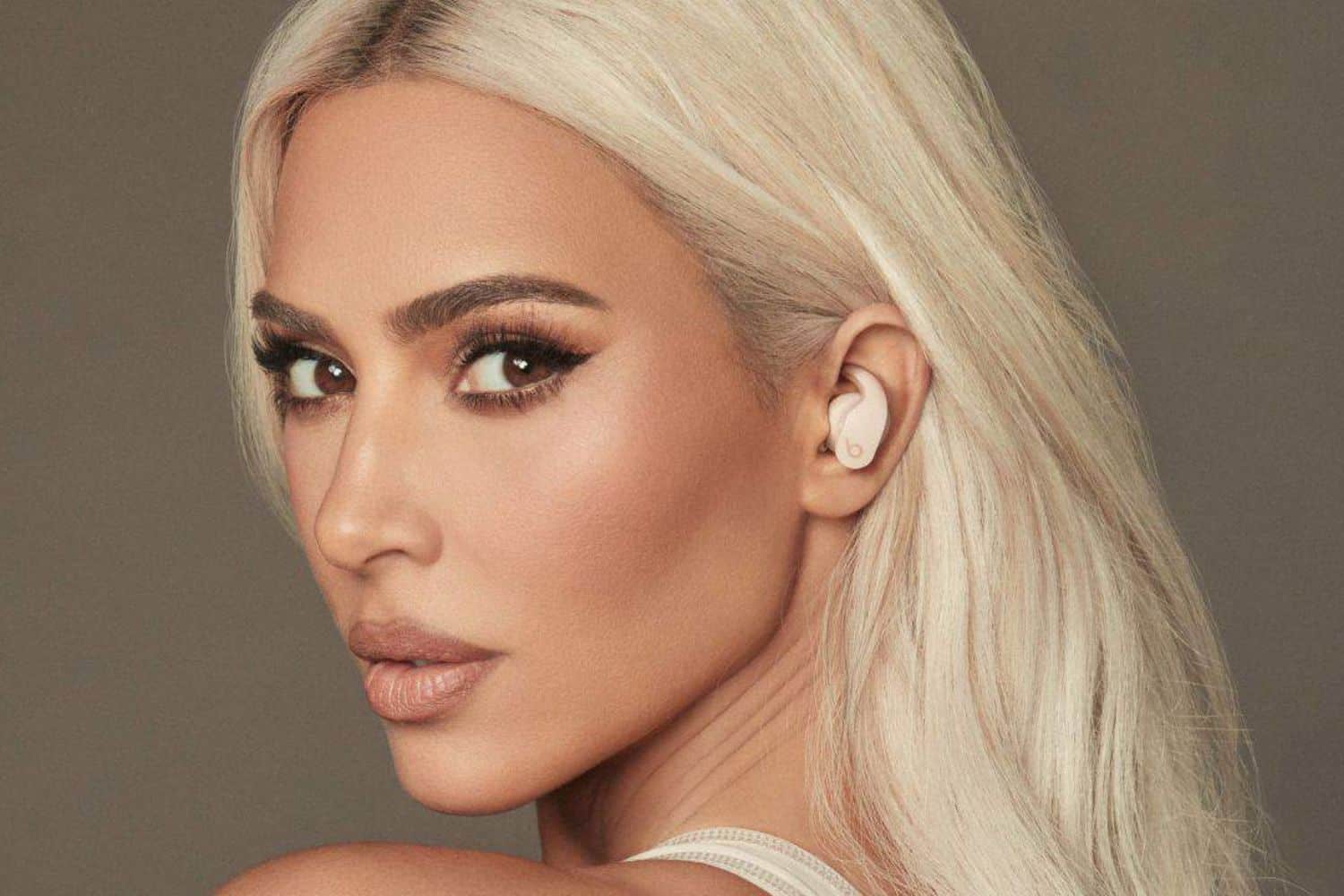 Apple firma parceria com Kim Kardashian em nova coleção do Beats Fit Pro